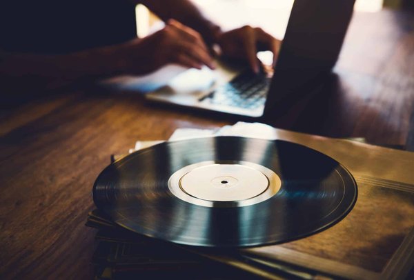 Quelle est l'importance de l'identité visuelle dans la promotion d'un album musical ?