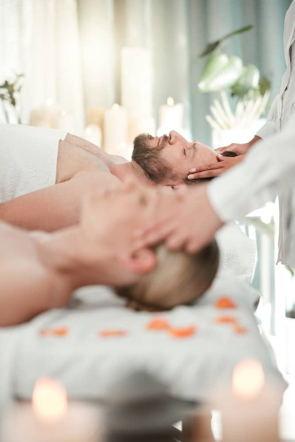 Plaisirs et sérénité à l'Abbaye de Sainte-Croix : entre spa et salon de détente